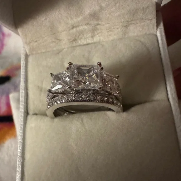 Elegant Silver and Diamond Ring - Picture 2 of 7